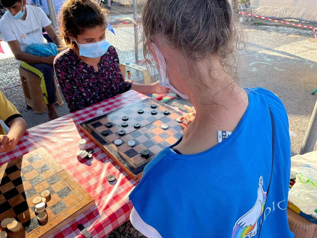 Diplomas de idiomas y zona de juegos para niños: continúa el verano de Sant'Egidio entre los refugiados de Lesbos
